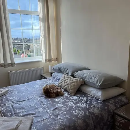 Steeple View - A Two Bedroom 18th Century Cottage. Лідс