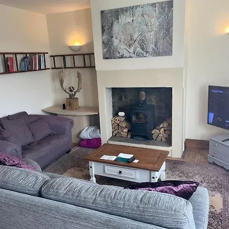 Steeple View - A Two Bedroom 18th Century Cottage. Лідс